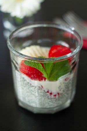 Chia-Pudding auf Hafermilch, mit Ahornsirup und frischen Beeren, vegan at Aroma  in Bad Vilbel