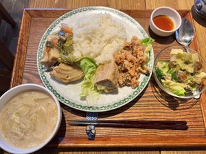 Mittagsmenü mit gefülltem Tofu und Couscous Beilage  at Collaboration Cafeteria - コラボ食堂 in Ueda