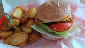 Burger et potatoes at The Green Hen in Orihuela