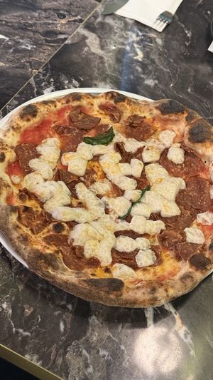 Pepperoni vegana. Se ve raro pero estaba deliciosa jaja  at OWAP in Naples