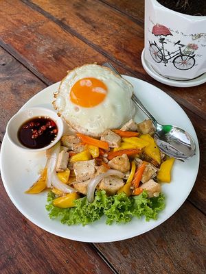Stir fried mango & tofu and cashew nut at Pu Rock Cafe in Phnom Penh