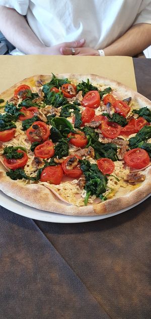 Pizza mit Tomaten, Spinat und Walnüssen at Speedy Pizza Bardolino in Bardolino
