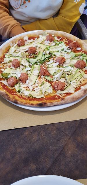 Pizza mit Zucchini, veganer Wurst und Mandeln at Speedy Pizza Bardolino in Bardolino