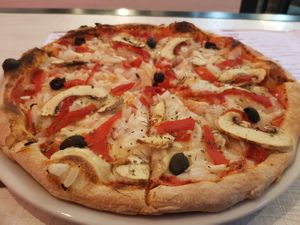 Vegane Pizza campesina at Hamburguesería El Faro in Malaga