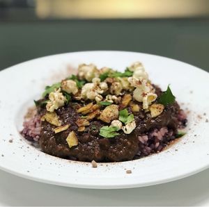 禅寺で作られたご飯にハーブやスパイスや豆、カカオなどを使ったヴィーガンカレーが美味しい。  at Rokaku Tea House - Hexagon Cafe  in Miyajima