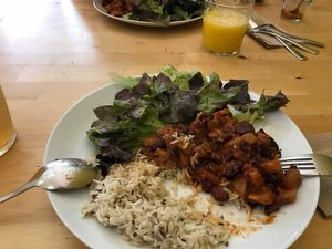 Chili vegan mit Basmatireis und Blattsalat at Beetroot in Frankfurt