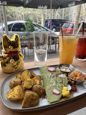 Omelette de espinacas con setas, bebida de naranjada  at Morgentau. in Barcelona