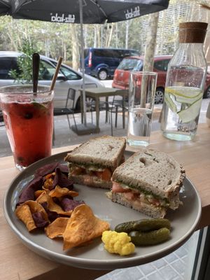 Sándwich, bebida con frutos rojos  at Morgentau. in Barcelona