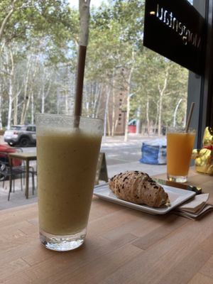 Smoothie, zumo y croissant  at Morgentau. in Barcelona