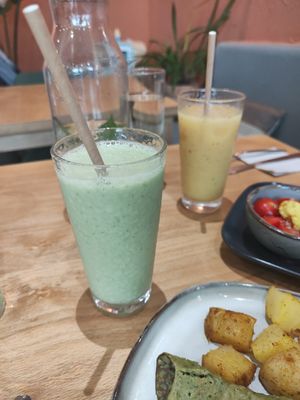 Green and yellow smothie at Morgentau. in Barcelona