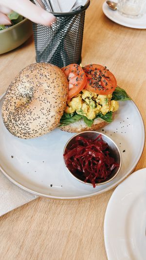 bagel de hummus con tofu  at Morgentau. in Barcelona