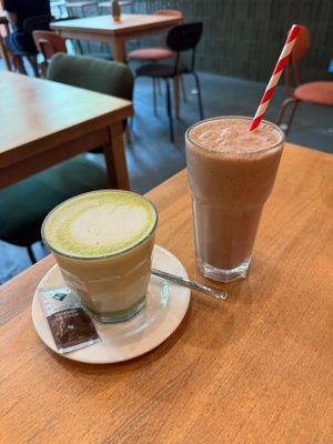 Matcha latte + Hot chocolate at Morgentau. in Barcelona