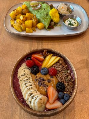 Cheese & mushroom omelette + Acai bowl at Morgentau. in Barcelona