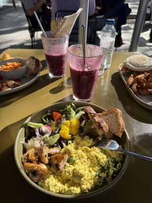 Tofu scramble with antioxidant smoothie  at Morgentau. in Barcelona