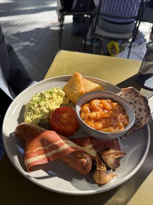 Full English breakfast   at Morgentau. in Barcelona