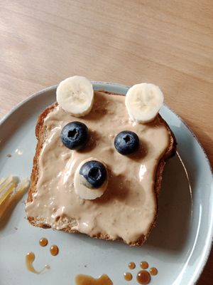 Bear Toast 🐻✨🫶 (peanut butter and fruits with delicious brioche bread!) at Morgentau. in Barcelona