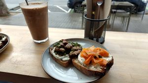 Smoothie and improvised toast with mushroom, peas, cream cheese and carrot at Morgentau. in Barcelona