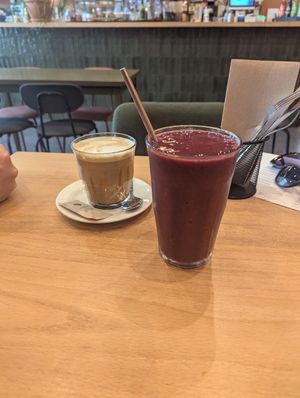 Red smoothie & latte at Morgentau. in Barcelona