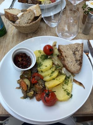 Hauptgang: Gemüse mit Kartoffeln und getrockneten Tomaten  at Restaurant Le Calendal in Cassis