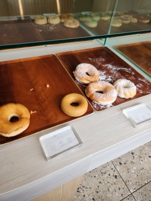Plain and plain with powder sugar are vegan at NAYAMACHI DONUTS 君に、あげる in Kyoto