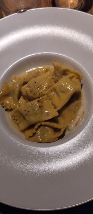 Ravioli ripieni di verdure e seitan su besciamella alla noce moscata at Sarma Bistrot in Arezzo