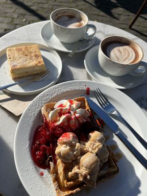 Winter-Waffel, Keesekuchen und Kakao  at art & wEISe in Monheim Am Rhein