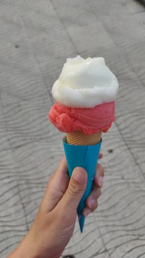 Helado de fresa y limón at Heladeria El Cántabro in Laredo