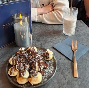 Leckere poffertjes und Zimt Frappucino at Zand & Zee Cafe Lounge in Binz