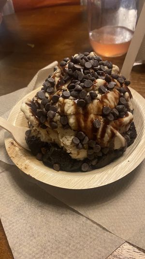 Fyi on the hot plate you can swap any ice cream flavor. Recommend the cookies and cream on the brownie!  at Vegan Scoops in Orlando