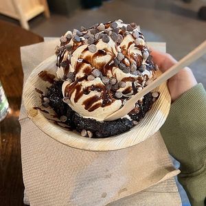 brownie hot plate w vanilla ice cream at Vegan Scoops in Orlando