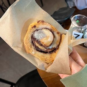 cinnamon roll at Vegan Scoops in Orlando