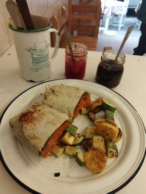Burrito de zanahoria con queso veggie. El mix de calabaza y plátano me encanta. at The Veggie House in Mexico City