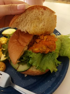 Hamburguesa de nuggets de plátano at The Veggie House in Mexico City