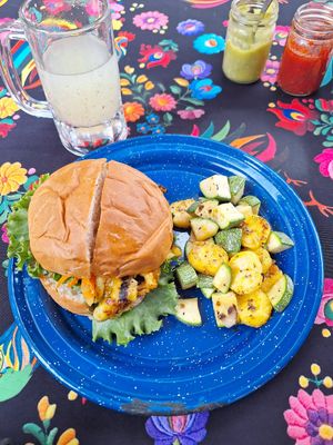 Yo pedí hamburguesas de lentejas y plátano macho. Estaban deliciosas 😋 at The Veggie House in Mexico City