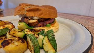 Prueben la hamburguesa de camote morado, está riquísima. at The Veggie House in Mexico City