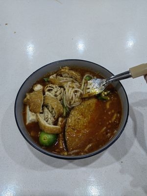 Mee rebus with yellow noodles substituted with rice noodles.
Gravy was very tasty!
I added in the mock fish and "drumstick" made of bean curd skin. at Jia You Vegetarian - 泇佑素食 in East Singapore