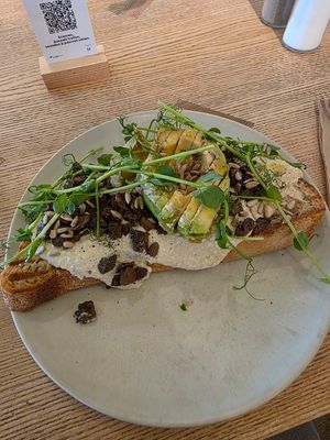 Avocado Trüffel auf Sauerteigbrot at Lucy's The Deli in Berlin