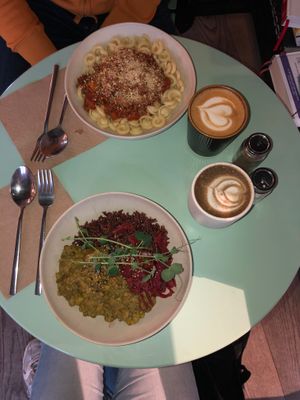 Vegan lunch specials in December 2025 (curry & pasta bolognese) at Lucy's The Deli in Berlin