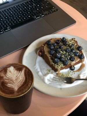Vegan hot chocolate & banana bread plate (January 2025) at Lucy's The Deli in Berlin