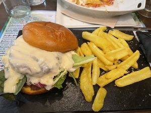 Hmaburguesa vegana de Beyond Meat  at Aloha Food & Lounge in Moncada