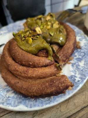 Cinnamon Roll con crema de pistacho at Dale Café  in Madrid