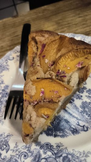 Tarta de melocotón y lavanda at Dale Café  in Madrid