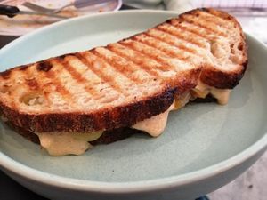 Melting cheese (Vegasaura) and onions sandwich at Dale Café  in Madrid