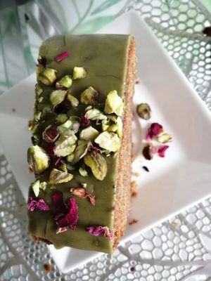Matcha, rose and pistachio cake 😍🤤 at Dale Café  in Madrid