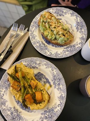 Tosta aguacate/tahini/almendras  at Dale Café  in Madrid