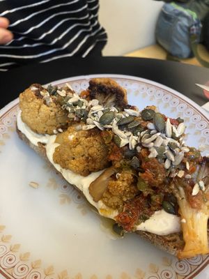 Tosta de coliflor, yogur y tomate seco  at Dale Café  in Madrid