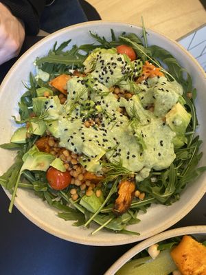 Ensalada de la carta con aguacate   at Dale Café  in Madrid