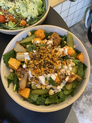 Ensalada de la carta con pera asada   at Dale Café  in Madrid