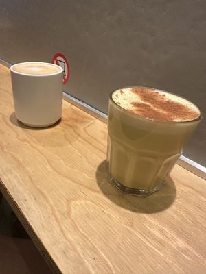 Golden Milk und Café con Leche  at Dale Café  in Madrid