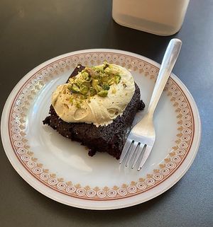 Brownie with pistachio frosting   at Dale Café  in Madrid